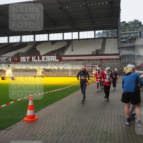 07.12.2025 - St. Pauli X-Mass-Run No. 15 Fabian Wolf http://msf.ph/oto/9395157 07.12.2025 10:28:28 Ziel 412, 2526, 2723, 2912, 2913, 3209, 3218, 3377, 3395, 3413, 3454, 3472, 4037, 4245, 4250, 4355, 4388, 4697, 4698, 4701, 4702, 4706, 4707 meine-sportfotos.de
