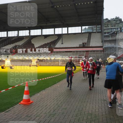 07.12.2025 - St. Pauli X-Mass-Run No. 15 Fabian Wolf http://msf.ph/oto/9395158 07.12.2025 10:28:29 Ziel 412, 2526, 2723, 2912, 2913, 3209, 3218, 3377, 3395, 3454, 3472, 4037, 4245, 4250, 4355, 4388, 4698, 4701, 4702, 4706, 4707 meine-sportfotos.de