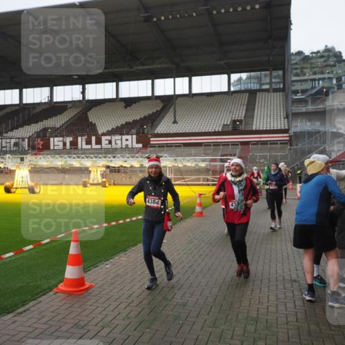 07.12.2025 - St. Pauli X-Mass-Run No. 15 Fabian Wolf http://msf.ph/oto/9395163 07.12.2025 10:28:30 Ziel 412, 2526, 2723, 2912, 2913, 3209, 3218, 3377, 3454, 3472, 4037, 4250, 4355, 4388, 4698, 4702, 4707 meine-sportfotos.de