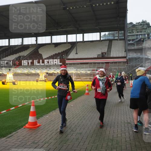 07.12.2025 - St. Pauli X-Mass-Run No. 15 Fabian Wolf http://msf.ph/oto/9395164 07.12.2025 10:28:30 Ziel 412, 2526, 2723, 2912, 2913, 3209, 3218, 3377, 3454, 3472, 4037, 4250, 4355, 4388, 4698, 4702, 4707 meine-sportfotos.de