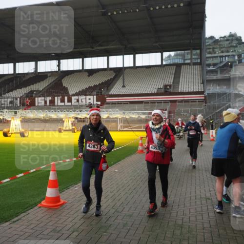 07.12.2025 - St. Pauli X-Mass-Run No. 15 Fabian Wolf http://msf.ph/oto/9395165 07.12.2025 10:28:30 Ziel 412, 2526, 2723, 2912, 2913, 3209, 3218, 3377, 3454, 3472, 4037, 4250, 4355, 4388, 4698, 4702, 4707 meine-sportfotos.de