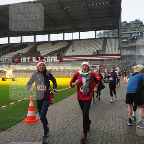07.12.2025 - St. Pauli X-Mass-Run No. 15 Fabian Wolf http://msf.ph/oto/9395167 07.12.2025 10:28:30 Ziel 412, 2526, 2723, 2912, 2913, 3209, 3218, 3377, 3454, 3472, 4037, 4250, 4355, 4388, 4698, 4702, 4707 meine-sportfotos.de