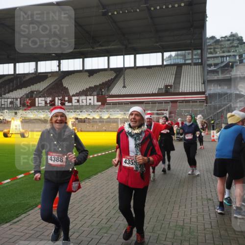 07.12.2025 - St. Pauli X-Mass-Run No. 15 Fabian Wolf http://msf.ph/oto/9395168 07.12.2025 10:28:31 Ziel 412, 2526, 2723, 2912, 2913, 3209, 3218, 3377, 3454, 3472, 4037, 4250, 4355, 4388 meine-sportfotos.de