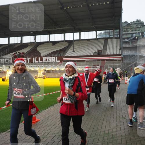 07.12.2025 - St. Pauli X-Mass-Run No. 15 Fabian Wolf http://msf.ph/oto/9395169 07.12.2025 10:28:31 Ziel 412, 2526, 2723, 2912, 2913, 3209, 3218, 3377, 3454, 3472, 4037, 4250, 4355, 4388 meine-sportfotos.de