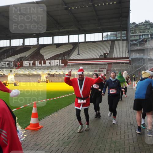 07.12.2025 - St. Pauli X-Mass-Run No. 15 Fabian Wolf http://msf.ph/oto/9395173 07.12.2025 10:28:32 Ziel 412, 2526, 2723, 2912, 2913, 3209, 3218, 3377, 3454, 3472, 4037, 4250, 4355, 4388 meine-sportfotos.de