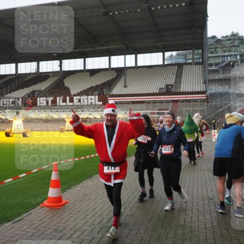 07.12.2025 - St. Pauli X-Mass-Run No. 15 Fabian Wolf http://msf.ph/oto/9395175 07.12.2025 10:28:32 Ziel 412, 2526, 2723, 2912, 2913, 3209, 3218, 3377, 3454, 3472, 4037, 4250, 4355, 4388 meine-sportfotos.de