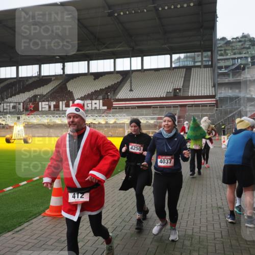 07.12.2025 - St. Pauli X-Mass-Run No. 15 Fabian Wolf http://msf.ph/oto/9395177 07.12.2025 10:28:32 Ziel 412, 2526, 2723, 2912, 2913, 3209, 3218, 3377, 3454, 3472, 4037, 4250, 4355, 4388 meine-sportfotos.de