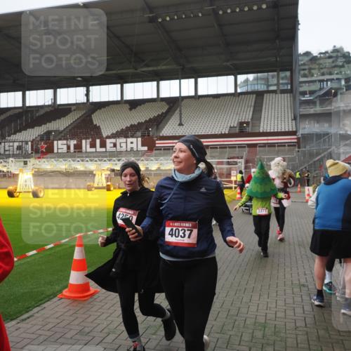 07.12.2025 - St. Pauli X-Mass-Run No. 15 Fabian Wolf http://msf.ph/oto/9395179 07.12.2025 10:28:33 Ziel 412, 2526, 2912, 2913, 3209, 3218, 3377, 3454, 4037, 4250, 4355, 4388 meine-sportfotos.de