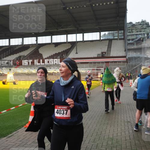 07.12.2025 - St. Pauli X-Mass-Run No. 15 Fabian Wolf http://msf.ph/oto/9395180 07.12.2025 10:28:33 Ziel 412, 2526, 2912, 2913, 3209, 3218, 3377, 3454, 4037, 4250, 4355, 4388 meine-sportfotos.de