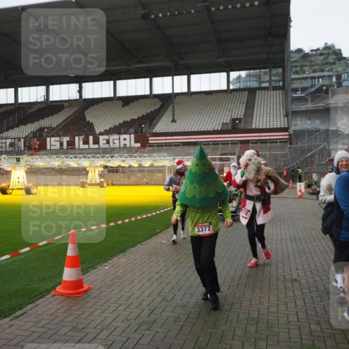 07.12.2025 - St. Pauli X-Mass-Run No. 15 Fabian Wolf http://msf.ph/oto/9395183 07.12.2025 10:28:34 Ziel 412, 2526, 2912, 2913, 3209, 3218, 3377, 3454, 4037, 4250, 4355, 4388 meine-sportfotos.de