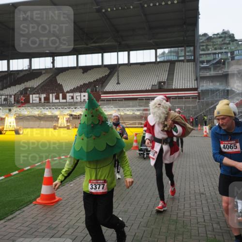 07.12.2025 - St. Pauli X-Mass-Run No. 15 Fabian Wolf http://msf.ph/oto/9395185 07.12.2025 10:28:35 Ziel 412, 2912, 2913, 3209, 3218, 3377, 3454, 4037, 4250, 4355, 4388 meine-sportfotos.de