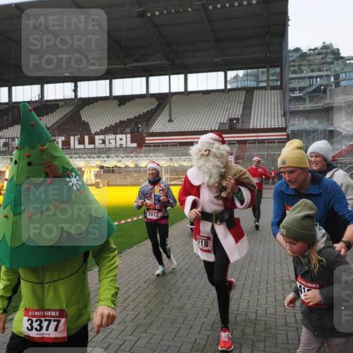 07.12.2025 - St. Pauli X-Mass-Run No. 15 Fabian Wolf http://msf.ph/oto/9395187 07.12.2025 10:28:35 Ziel 412, 2912, 2913, 3209, 3218, 3377, 3454, 4037, 4250, 4355, 4388 meine-sportfotos.de