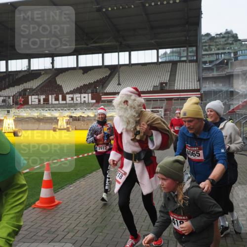 07.12.2025 - St. Pauli X-Mass-Run No. 15 Fabian Wolf http://msf.ph/oto/9395188 07.12.2025 10:28:35 Ziel 412, 2912, 2913, 3209, 3218, 3377, 3454, 4037, 4250, 4355, 4388 meine-sportfotos.de