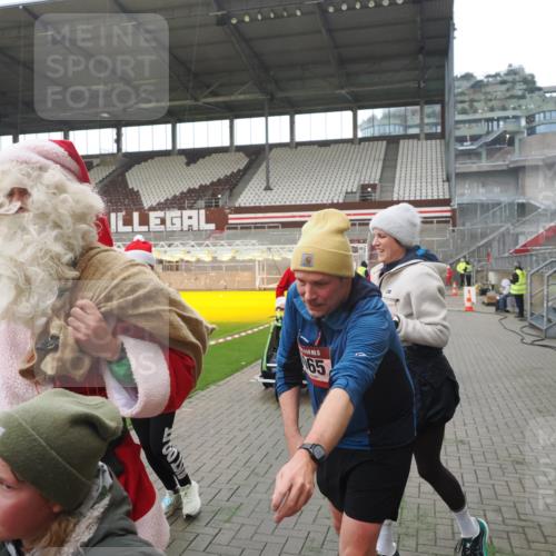 07.12.2025 - St. Pauli X-Mass-Run No. 15 Fabian Wolf http://msf.ph/oto/9395191 07.12.2025 10:28:36 Ziel 412, 2912, 2913, 3209, 3218, 3377, 4037, 4250, 4355, 4388 meine-sportfotos.de