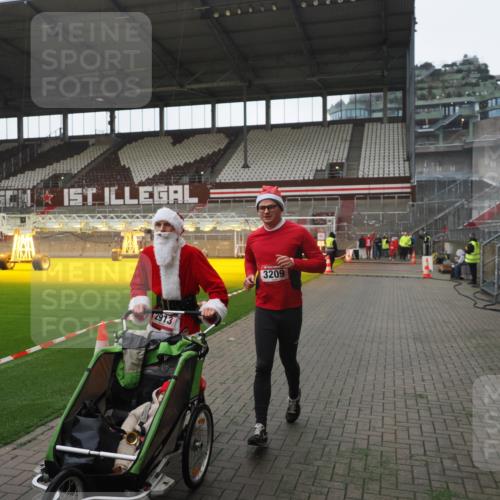 07.12.2025 - St. Pauli X-Mass-Run No. 15 Fabian Wolf http://msf.ph/oto/9395194 07.12.2025 10:28:38 Ziel 412, 2912, 2913, 3209, 3218, 3377, 4037, 4250, 4355, 4388 meine-sportfotos.de