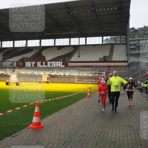 07.12.2025 - St. Pauli X-Mass-Run No. 15 Fabian Wolf http://msf.ph/oto/9395199 07.12.2025 10:28:48 Ziel 1095, 1566, 2046, 2051, 2397, 2913, 3209, 4265, 4291, 4414, 4446, 4449, 4450, 4543, 4544 meine-sportfotos.de