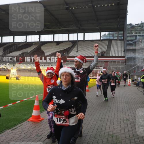 07.12.2025 - St. Pauli X-Mass-Run No. 15 Fabian Wolf http://msf.ph/oto/9395212 07.12.2025 10:28:51 Ziel 1095, 1308, 1330, 1566, 2046, 2051, 2397, 4265, 4291, 4414, 4446, 4449, 4450, 4543, 4544 meine-sportfotos.de