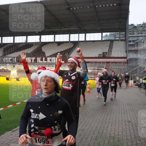 07.12.2025 - St. Pauli X-Mass-Run No. 15 Fabian Wolf http://msf.ph/oto/9395213 07.12.2025 10:28:51 Ziel 1095, 1308, 1330, 1566, 2046, 2051, 2397, 4265, 4291, 4414, 4446, 4449, 4450, 4543, 4544 meine-sportfotos.de