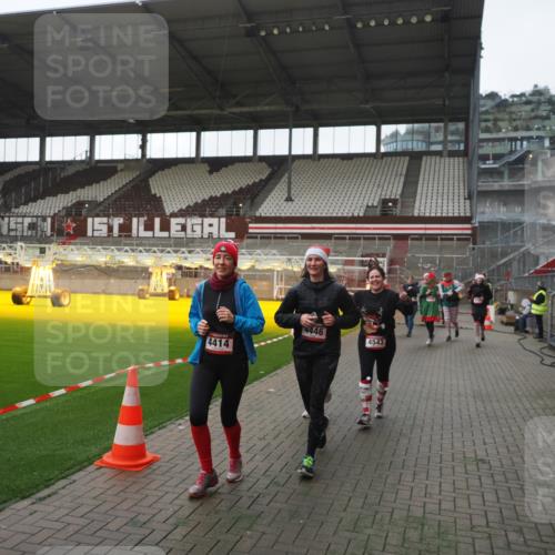 07.12.2025 - St. Pauli X-Mass-Run No. 15 Fabian Wolf http://msf.ph/oto/9395219 07.12.2025 10:28:52 Ziel 1095, 1308, 1330, 1566, 2046, 2051, 2397, 3669, 4265, 4291, 4414, 4446, 4449, 4450, 4543, 4544 meine-sportfotos.de