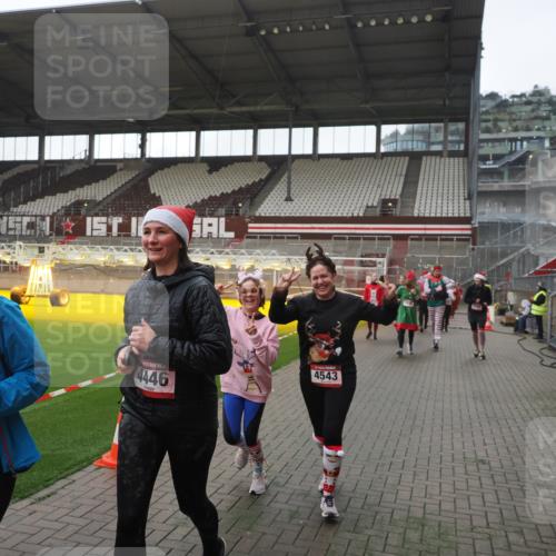 07.12.2025 - St. Pauli X-Mass-Run No. 15 Fabian Wolf http://msf.ph/oto/9395224 07.12.2025 10:28:53 Ziel 1095, 1308, 1330, 1566, 2046, 2051, 2397, 3669, 4265, 4291, 4414, 4446, 4449, 4450, 4543, 4544 meine-sportfotos.de