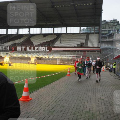 07.12.2025 - St. Pauli X-Mass-Run No. 15 Fabian Wolf http://msf.ph/oto/9395230 07.12.2025 10:28:55 Ziel 1095, 1308, 1330, 1566, 2046, 2051, 2397, 3669, 4073, 4265, 4291, 4414, 4446, 4449, 4450, 4543, 4544 meine-sportfotos.de