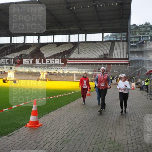 07.12.2025 - St. Pauli X-Mass-Run No. 15 Fabian Wolf http://msf.ph/oto/9395242 07.12.2025 10:28:59 Ziel 1095, 1308, 1330, 1566, 2046, 2051, 2397, 2874, 3669, 4073, 4265, 4291, 4414, 4446, 4449, 4450, 4543, 4544 meine-sportfotos.de