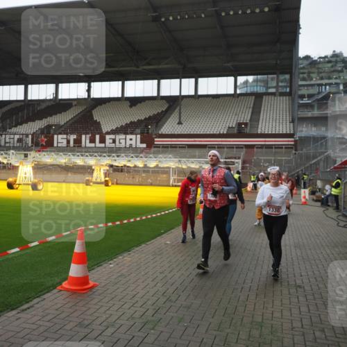 07.12.2025 - St. Pauli X-Mass-Run No. 15 Fabian Wolf http://msf.ph/oto/9395243 07.12.2025 10:28:59 Ziel 1095, 1308, 1330, 1566, 2046, 2051, 2397, 2874, 3669, 4073, 4265, 4291, 4414, 4446, 4449, 4450, 4543, 4544 meine-sportfotos.de