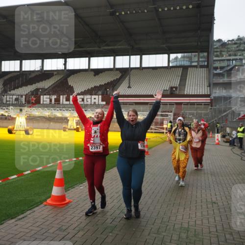 07.12.2025 - St. Pauli X-Mass-Run No. 15 Fabian Wolf http://msf.ph/oto/9395255 07.12.2025 10:29:02 Ziel 161, 165, 1095, 1308, 1330, 1566, 2046, 2051, 2397, 2874, 3669, 4073, 4265, 4291, 4414, 4446, 4543, 4544 meine-sportfotos.de