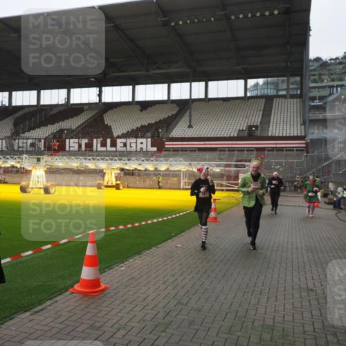 07.12.2025 - St. Pauli X-Mass-Run No. 15 Fabian Wolf http://msf.ph/oto/9395289 07.12.2025 10:29:09 Ziel 161, 165, 1308, 1330, 2874, 3299, 3669, 3938, 3942, 4073 meine-sportfotos.de