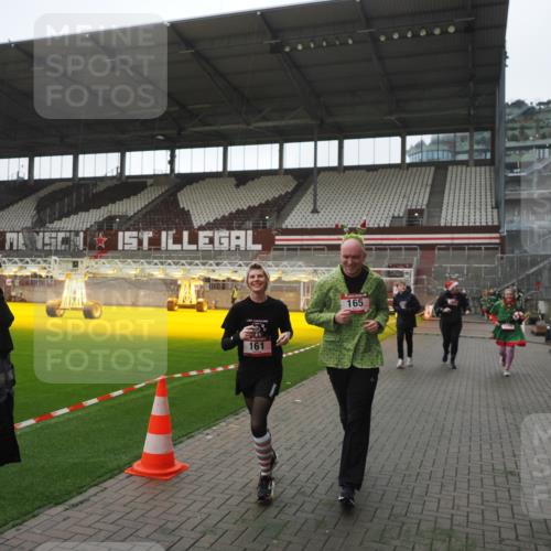 07.12.2025 - St. Pauli X-Mass-Run No. 15 Fabian Wolf http://msf.ph/oto/9395296 07.12.2025 10:29:11 Ziel 161, 165, 2874, 3299, 3669, 3938, 3942, 4073 meine-sportfotos.de