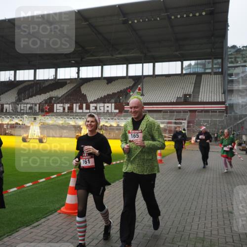07.12.2025 - St. Pauli X-Mass-Run No. 15 Fabian Wolf http://msf.ph/oto/9395298 07.12.2025 10:29:11 Ziel 161, 165, 2874, 3299, 3669, 3938, 3942, 4073 meine-sportfotos.de