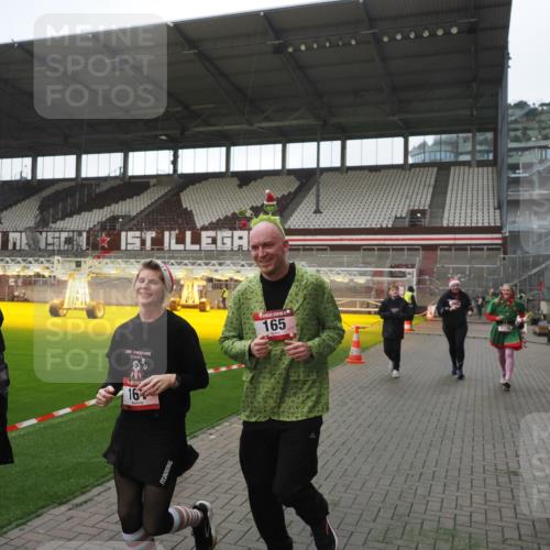 07.12.2025 - St. Pauli X-Mass-Run No. 15 Fabian Wolf http://msf.ph/oto/9395299 07.12.2025 10:29:11 Ziel 161, 165, 2874, 3299, 3669, 3938, 3942, 4073 meine-sportfotos.de