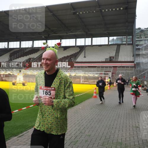 07.12.2025 - St. Pauli X-Mass-Run No. 15 Fabian Wolf http://msf.ph/oto/9395301 07.12.2025 10:29:12 Ziel 161, 165, 2874, 3299, 3669, 3938, 3942, 4073 meine-sportfotos.de