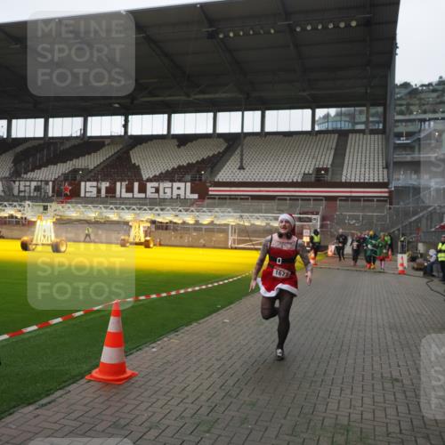 07.12.2025 - St. Pauli X-Mass-Run No. 15 Fabian Wolf http://msf.ph/oto/9395313 07.12.2025 10:29:16 Ziel 161, 165, 1548, 1550, 1677, 1842, 2874, 3115, 3299, 3938, 3942 meine-sportfotos.de