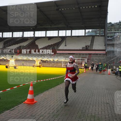 07.12.2025 - St. Pauli X-Mass-Run No. 15 Fabian Wolf http://msf.ph/oto/9395314 07.12.2025 10:29:16 Ziel 161, 165, 1548, 1550, 1677, 1842, 2874, 3115, 3299, 3938, 3942 meine-sportfotos.de