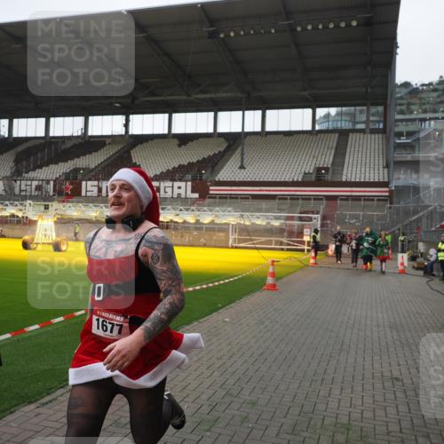 07.12.2025 - St. Pauli X-Mass-Run No. 15 Fabian Wolf http://msf.ph/oto/9395317 07.12.2025 10:29:17 Ziel 161, 165, 1548, 1550, 1677, 1842, 2874, 3115, 3299, 3470, 3938, 3942 meine-sportfotos.de