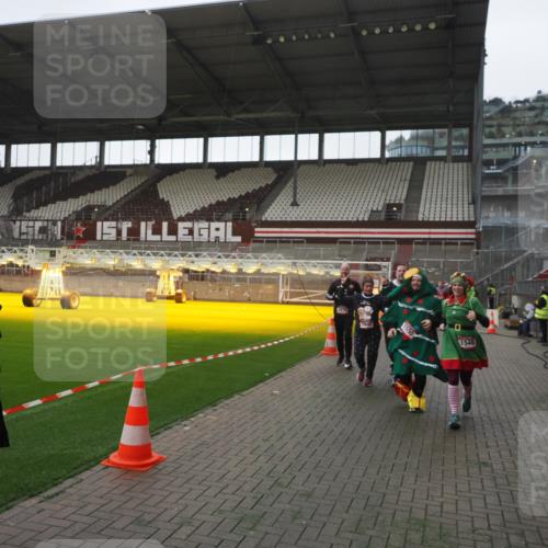 07.12.2025 - St. Pauli X-Mass-Run No. 15 Fabian Wolf http://msf.ph/oto/9395318 07.12.2025 10:29:22 Ziel 450, 458, 1373, 1548, 1550, 1677, 1842, 2001, 3115, 3299, 3470, 3938, 3942, 4007, 4264, 4266 meine-sportfotos.de