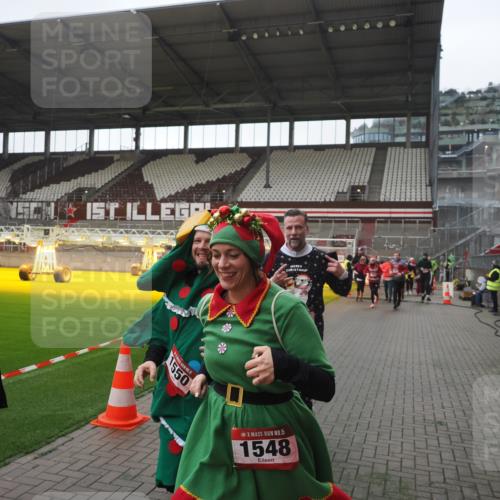 07.12.2025 - St. Pauli X-Mass-Run No. 15 Fabian Wolf http://msf.ph/oto/9395327 07.12.2025 10:29:25 Ziel 450, 458, 1373, 1548, 1550, 1677, 1842, 2001, 3080, 3115, 3299, 3470, 3942, 4007, 4009, 4264, 4266, 4293, 4296, 4440, 4531, 4695 meine-sportfotos.de