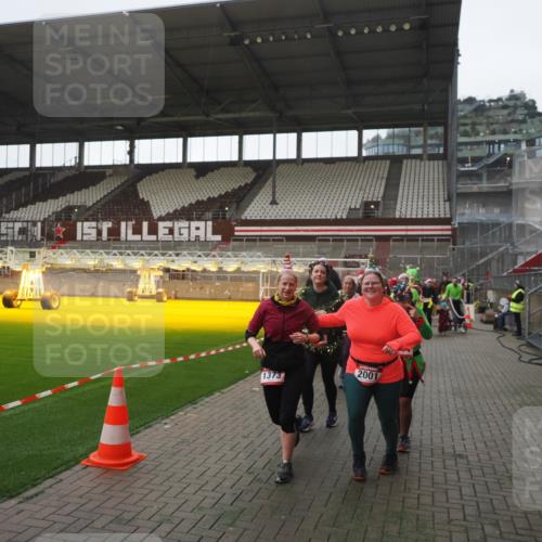 07.12.2025 - St. Pauli X-Mass-Run No. 15 Fabian Wolf http://msf.ph/oto/9395350 07.12.2025 10:29:32 Ziel 450, 458, 1039, 1198, 1201, 1204, 1209, 1373, 1548, 1550, 1677, 1842, 2001, 3080, 3115, 3468, 3469, 3470, 4007, 4009, 4126, 4264, 4266, 4293, 4296, 4440, 4531, 4695 meine-sportfotos.de