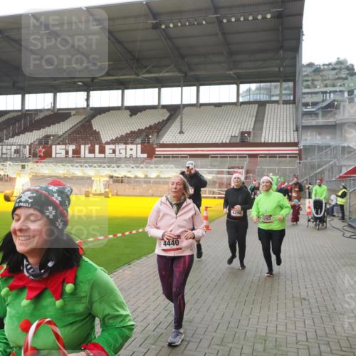 07.12.2025 - St. Pauli X-Mass-Run No. 15 Fabian Wolf http://msf.ph/oto/9395361 07.12.2025 10:29:34 Ziel 450, 458, 1039, 1198, 1201, 1204, 1209, 1373, 1548, 1550, 1842, 2001, 3080, 3115, 3468, 3469, 3470, 4007, 4009, 4126, 4264, 4266, 4293, 4296, 4440, 4531, 4695 meine-sportfotos.de