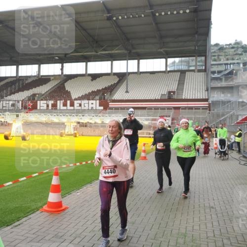 07.12.2025 - St. Pauli X-Mass-Run No. 15 Fabian Wolf http://msf.ph/oto/9395362 07.12.2025 10:29:35 Ziel 450, 458, 1039, 1198, 1201, 1204, 1209, 1373, 1550, 1842, 2001, 3080, 3115, 3468, 3469, 3470, 4007, 4009, 4126, 4264, 4266, 4293, 4296, 4440, 4472, 4476, 4531, 4695 meine-sportfotos.de
