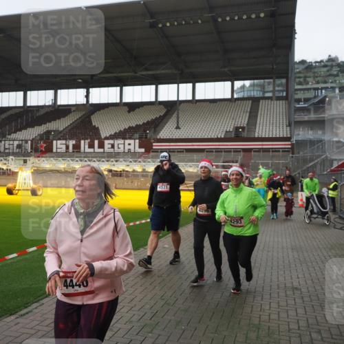 07.12.2025 - St. Pauli X-Mass-Run No. 15 Fabian Wolf http://msf.ph/oto/9395365 07.12.2025 10:29:35 Ziel 450, 458, 1039, 1198, 1201, 1204, 1209, 1373, 1550, 1842, 2001, 3080, 3115, 3468, 3469, 3470, 4007, 4009, 4126, 4264, 4266, 4293, 4296, 4440, 4472, 4476, 4531, 4695 meine-sportfotos.de