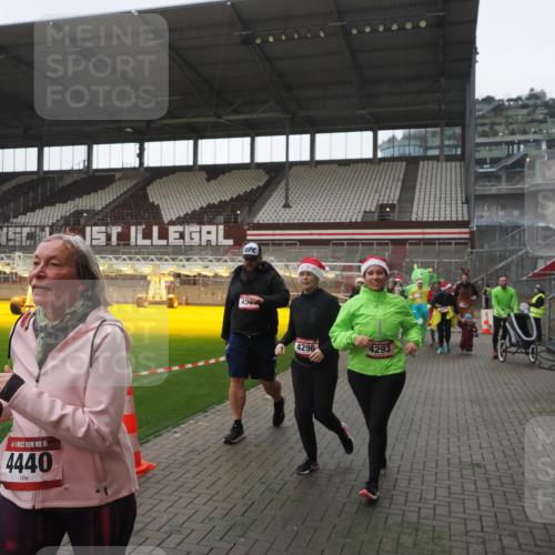 07.12.2025 - St. Pauli X-Mass-Run No. 15 Fabian Wolf http://msf.ph/oto/9395366 07.12.2025 10:29:35 Ziel 450, 458, 1039, 1198, 1201, 1204, 1209, 1373, 1550, 1842, 2001, 3080, 3115, 3468, 3469, 3470, 4007, 4009, 4126, 4264, 4266, 4293, 4296, 4440, 4472, 4476, 4531, 4695 meine-sportfotos.de