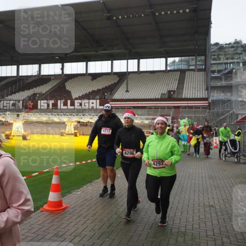 07.12.2025 - St. Pauli X-Mass-Run No. 15 Fabian Wolf http://msf.ph/oto/9395367 07.12.2025 10:29:36 Ziel 450, 458, 1039, 1198, 1201, 1204, 1209, 1373, 2001, 2878, 3080, 3468, 3469, 3470, 4007, 4009, 4126, 4264, 4266, 4293, 4296, 4440, 4472, 4476, 4531, 4695 meine-sportfotos.de