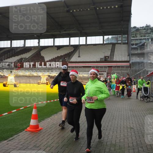 07.12.2025 - St. Pauli X-Mass-Run No. 15 Fabian Wolf http://msf.ph/oto/9395368 07.12.2025 10:29:36 Ziel 450, 458, 1039, 1198, 1201, 1204, 1209, 1373, 2001, 2878, 3080, 3468, 3469, 3470, 4007, 4009, 4126, 4264, 4266, 4293, 4296, 4440, 4472, 4476, 4531, 4695 meine-sportfotos.de