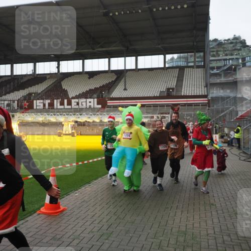 07.12.2025 - St. Pauli X-Mass-Run No. 15 Fabian Wolf http://msf.ph/oto/9395386 07.12.2025 10:29:40 Ziel 450, 458, 1039, 1198, 1201, 1204, 1209, 1373, 1669, 2001, 2878, 3080, 3468, 3469, 3494, 3497, 3516, 3517, 4007, 4009, 4126, 4264, 4266, 4293, 4296, 4440, 4472, 4476, 4531, 4695 meine-sportfotos.de