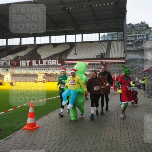 07.12.2025 - St. Pauli X-Mass-Run No. 15 Fabian Wolf http://msf.ph/oto/9395387 07.12.2025 10:29:41 Ziel 458, 1039, 1198, 1201, 1204, 1209, 1373, 1669, 2001, 2878, 3080, 3468, 3469, 3494, 3497, 3516, 3517, 4007, 4009, 4126, 4264, 4266, 4293, 4296, 4440, 4472, 4476, 4531, 4695 meine-sportfotos.de