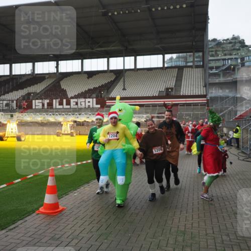 07.12.2025 - St. Pauli X-Mass-Run No. 15 Fabian Wolf http://msf.ph/oto/9395388 07.12.2025 10:29:41 Ziel 458, 1039, 1198, 1201, 1204, 1209, 1373, 1669, 2001, 2878, 3080, 3468, 3469, 3494, 3497, 3516, 3517, 4007, 4009, 4126, 4264, 4266, 4293, 4296, 4440, 4472, 4476, 4531, 4695 meine-sportfotos.de