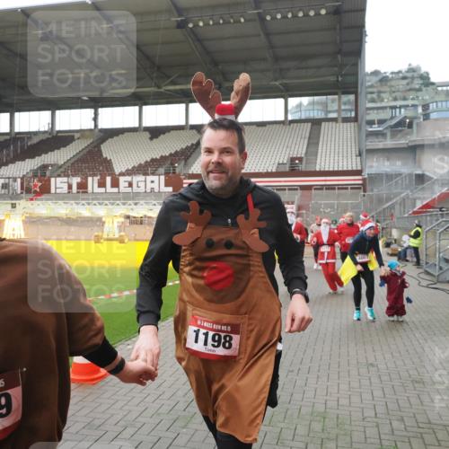 07.12.2025 - St. Pauli X-Mass-Run No. 15 Fabian Wolf http://msf.ph/oto/9395397 07.12.2025 10:29:43 Ziel 10, 423, 426, 1039, 1090, 1091, 1198, 1201, 1204, 1209, 1669, 2878, 3080, 3468, 3469, 3494, 3497, 3516, 3517, 4009, 4126, 4293, 4296, 4440, 4472, 4476, 4531, 4695 meine-sportfotos.de