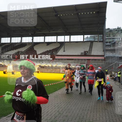 07.12.2025 - St. Pauli X-Mass-Run No. 15 Fabian Wolf http://msf.ph/oto/9395408 07.12.2025 10:29:50 Ziel 10, 423, 426, 1090, 1091, 1198, 1201, 1204, 1209, 1669, 2878, 3468, 3469, 3494, 3497, 3516, 3517, 4472, 4476, 4533, 4534, 4546 meine-sportfotos.de
